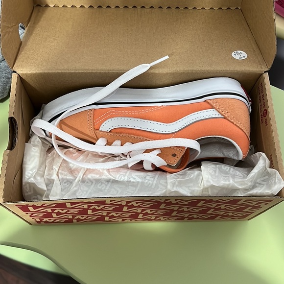 BRAND NEW KIDS VANS - Picture 2 of 3
